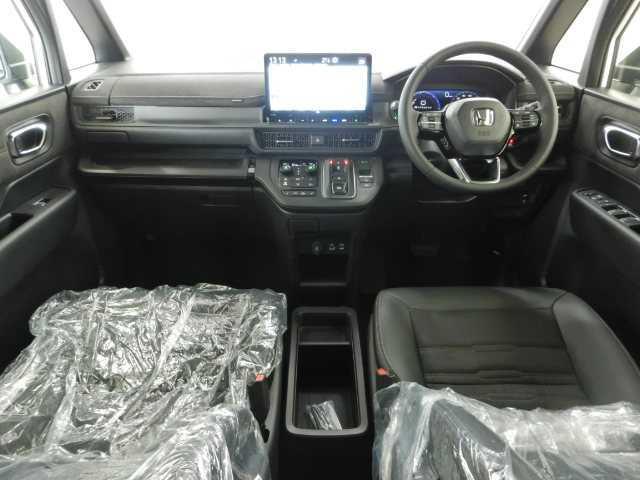 ステップワゴン ２．０ｅ：ＨＥＶ　ＳＰＡＤＡ　ＰＲＥＭＩＵＭ　ＬＩＮＥ　ナビ　マルチカメラ　両側自動ドア　Ｆセグ　ＵＳＢ接続　クリアランスソナ　クルーズＣ　助手席エアバッグ　電格ミラー　スマートＫ　シ－トヒ－タ－　バックカメラ　オットマン　ＬＥＤライト　キーフリー　３列シート（3枚目）