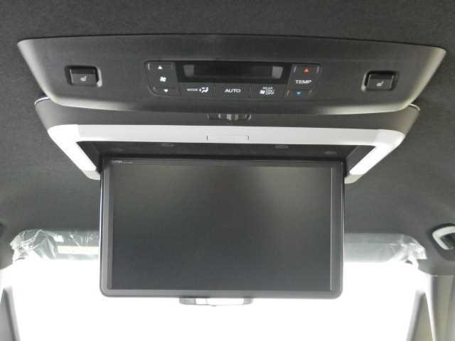 ステップワゴン ２．０ｅ：ＨＥＶ　ＳＰＡＤＡ　ＰＲＥＭＩＵＭ　ＬＩＮＥ　ナビ　マルチカメラ　両側自動ドア　Ｆセグ　ＵＳＢ接続　クリアランスソナ　クルーズＣ　助手席エアバッグ　電格ミラー　スマートＫ　シ－トヒ－タ－　バックカメラ　オットマン　ＬＥＤライト　キーフリー　３列シート（5枚目）