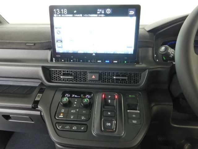 ステップワゴン ２．０ｅ：ＨＥＶ　ＳＰＡＤＡ　ＰＲＥＭＩＵＭ　ＬＩＮＥ　ナビ　マルチカメラ　両側自動ドア　Ｆセグ　ＵＳＢ接続　クリアランスソナ　クルーズＣ　助手席エアバッグ　電格ミラー　スマートＫ　シ－トヒ－タ－　バックカメラ　オットマン　ＬＥＤライト　キーフリー　３列シート（7枚目）