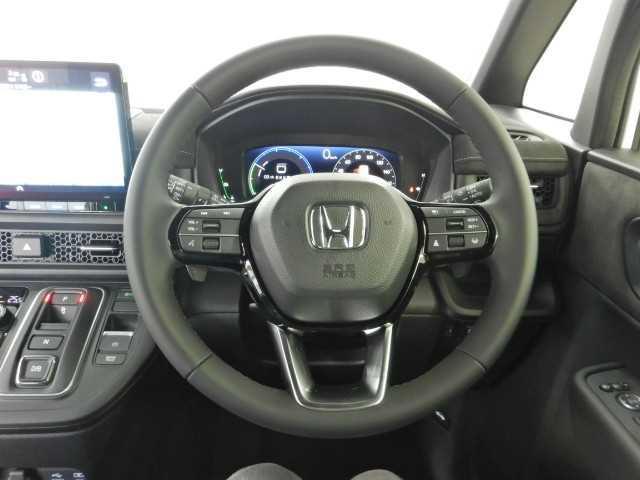 ステップワゴン ２．０ｅ：ＨＥＶ　ＳＰＡＤＡ　ＰＲＥＭＩＵＭ　ＬＩＮＥ　ナビ　マルチカメラ　両側自動ドア　Ｆセグ　ＵＳＢ接続　クリアランスソナ　クルーズＣ　助手席エアバッグ　電格ミラー　スマートＫ　シ－トヒ－タ－　バックカメラ　オットマン　ＬＥＤライト　キーフリー　３列シート（8枚目）