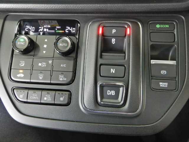 ステップワゴン ２．０ｅ：ＨＥＶ　ＳＰＡＤＡ　ＰＲＥＭＩＵＭ　ＬＩＮＥ　ナビ　マルチカメラ　両側自動ドア　Ｆセグ　ＵＳＢ接続　クリアランスソナ　クルーズＣ　助手席エアバッグ　電格ミラー　スマートＫ　シ－トヒ－タ－　バックカメラ　オットマン　ＬＥＤライト　キーフリー　３列シート（11枚目）