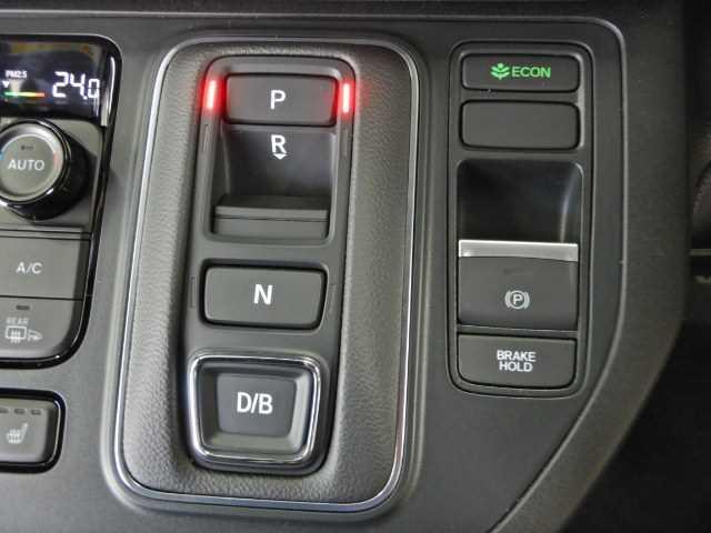 ステップワゴン ２．０ｅ：ＨＥＶ　ＳＰＡＤＡ　ＰＲＥＭＩＵＭ　ＬＩＮＥ　ナビ　マルチカメラ　両側自動ドア　Ｆセグ　ＵＳＢ接続　クリアランスソナ　クルーズＣ　助手席エアバッグ　電格ミラー　スマートＫ　シ－トヒ－タ－　バックカメラ　オットマン　ＬＥＤライト　キーフリー　３列シート（33枚目）