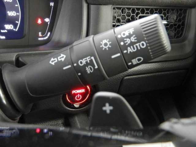 ステップワゴン ２．０ｅ：ＨＥＶ　ＳＰＡＤＡ　ＰＲＥＭＩＵＭ　ＬＩＮＥ　７人　マルチカメラ　両側自動ドア　Ｆセグ　ＵＳＢ接続　クリアランスソナ　クルーズＣ　助手席エアバッグ　電格ミラー　スマートＫ　シ－トヒ－タ－　バックカメラ　オットマン　ＬＥＤライト　キーフリー　３列シート（9枚目）