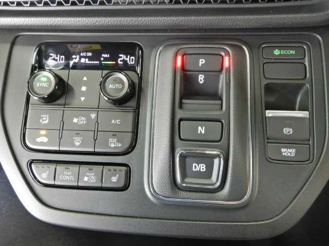 ステップワゴン ２．０ｅ：ＨＥＶ　ＳＰＡＤＡ　ＰＲＥＭＩＵＭ　ＬＩＮＥ　７人　マルチカメラ　両側自動ドア　Ｆセグ　ＵＳＢ接続　クリアランスソナ　クルーズＣ　助手席エアバッグ　電格ミラー　スマートＫ　シ－トヒ－タ－　バックカメラ　オットマン　ＬＥＤライト　キーフリー　３列シート（11枚目）