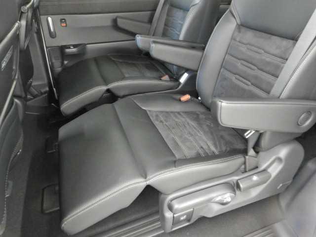 ステップワゴン ２．０ｅ：ＨＥＶ　ＳＰＡＤＡ　ＰＲＥＭＩＵＭ　ＬＩＮＥ　７人　マルチカメラ　両側自動ドア　Ｆセグ　ＵＳＢ接続　クリアランスソナ　クルーズＣ　助手席エアバッグ　電格ミラー　スマートＫ　シ－トヒ－タ－　バックカメラ　オットマン　ＬＥＤライト　キーフリー　３列シート（34枚目）