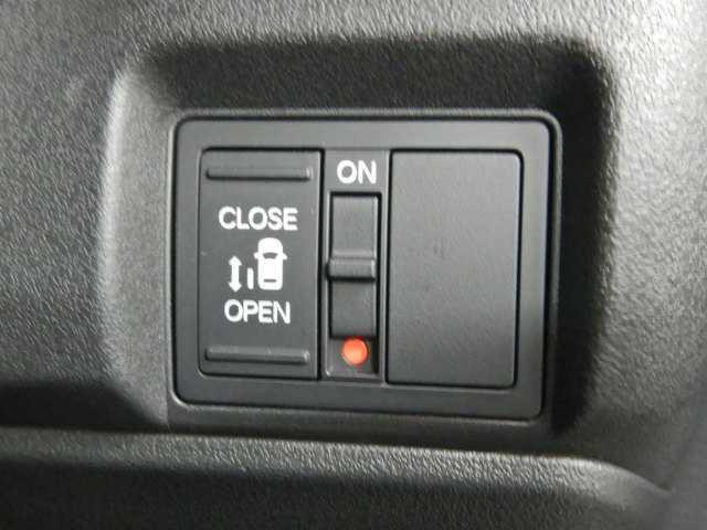 Ｎ－ＢＯＸカスタム Ｎ－ＢＯＸ　ＣＵＳＴＯＭ　ナビ／ＴＶ　バックカメラ　パワースライドア　ＣＭＢＳ　電格ミラー　オートエアコン　スマートキ　ＬＥＤ　盗難防止装置　クルコン　バックカメラ　フルセグＴＶ　パワーステアリング　エアバッグ　ＥＳＣ　パワーウインドウ　オートライト（5枚目）