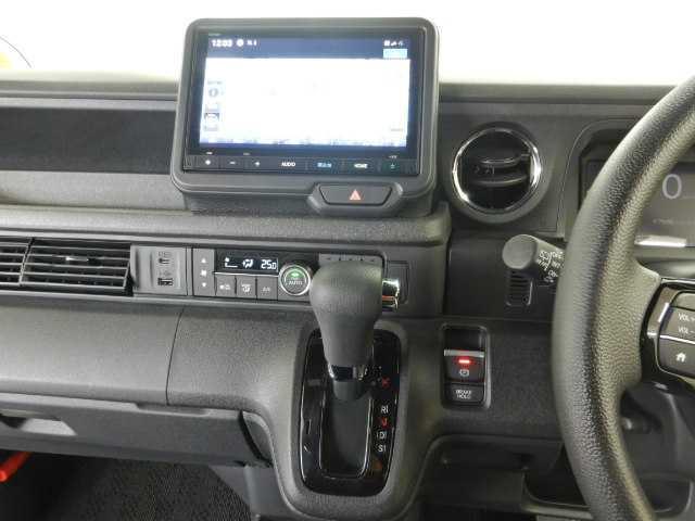 Ｎ－ＢＯＸカスタム Ｎ－ＢＯＸ　ＣＵＳＴＯＭ　ナビ／ＴＶ　バックカメラ　パワースライドア　ＣＭＢＳ　電格ミラー　オートエアコン　スマートキ　ＬＥＤ　盗難防止装置　クルコン　バックカメラ　フルセグＴＶ　パワーステアリング　エアバッグ　ＥＳＣ　パワーウインドウ　オートライト（7枚目）