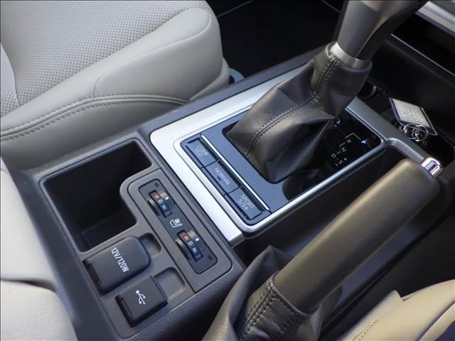 ランドクルーザープラド ２．８Ｄ－ＴＢ　ＴＺ－Ｇ　サンルーフ　革　９インチナビ　オートハイビーム　エアシート　横滑り防止装置　ＬＥＤライト　パノラミックビュー　オートクルーズコントロール　パワーウィンドウ　電動格納サードシート　電動シート　３列シート　メモリーナビ　４ＷＤ　ナビ（9枚目）