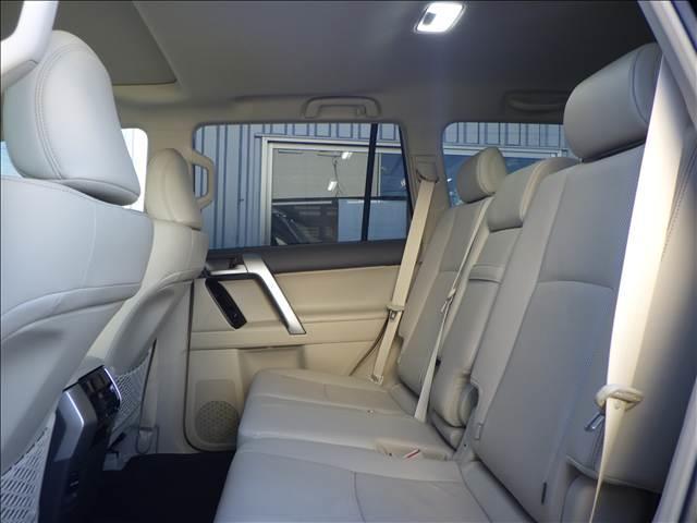 ランドクルーザープラド ２．８Ｄ－ＴＢ　ＴＺ－Ｇ　サンルーフ　革　９インチナビ　オートハイビーム　エアシート　横滑り防止装置　ＬＥＤライト　パノラミックビュー　オートクルーズコントロール　パワーウィンドウ　電動格納サードシート　電動シート　３列シート　メモリーナビ　４ＷＤ　ナビ（18枚目）