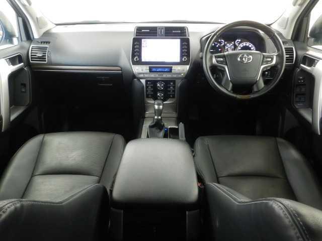 ランドクルーザープラド 2.8D-TB TZ-G サンルーフ 革 9インチナビ オートハイビーム エアシート 横滑り防止装置 LEDライト パノラミックビュー オートクルーズコントロール パワーウィンドウ 電動格納サードシート 電動シート 3列シート メモリーナビ 4WD ナビ(3枚目)