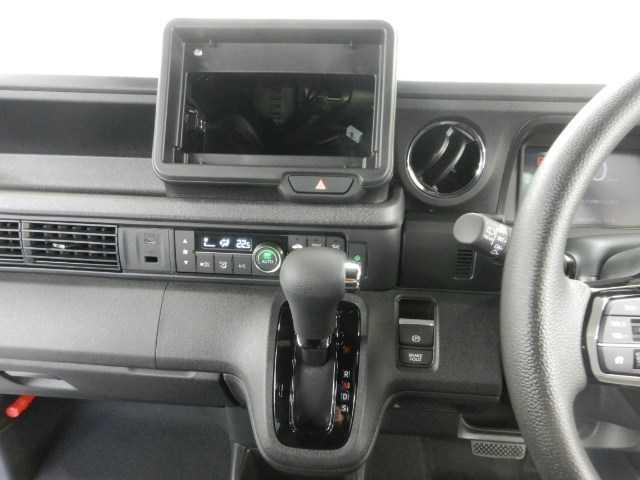 N-BOXカスタム N-BOX カスタム ホンダセンシング パワースライド パワースライドア USB接続 CMBS 電格ミラー オートエアコン スマートキ LED 盗難防止装置 クルコン バックカメラ パワーステアリング エアバッグ ESC パワーウインドウ オートライト(7枚目)