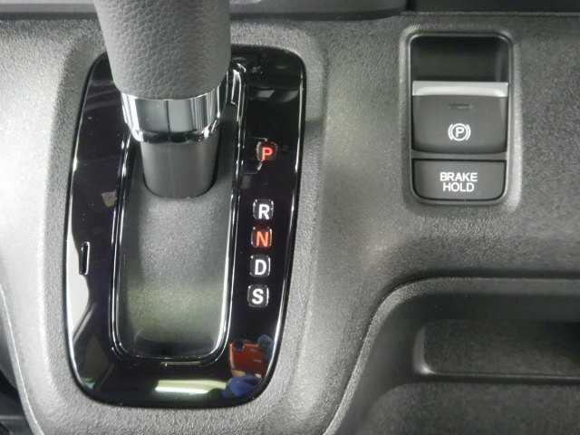 N-BOXカスタム N-BOX カスタム ホンダセンシング パワースライド パワースライドア USB接続 CMBS 電格ミラー オートエアコン スマートキ LED 盗難防止装置 クルコン バックカメラ パワーステアリング エアバッグ ESC パワーウインドウ オートライト(9枚目)