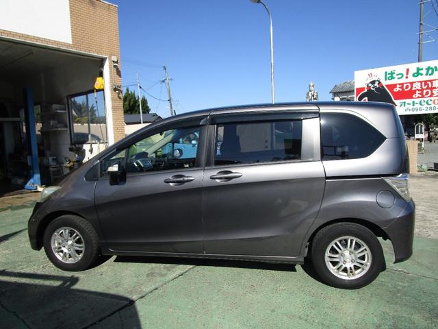 フリード Ｇ　ジャストセレクション　禁煙車／６人乗り／左電動スライドドア／バックカメラ／純正ナビ／フルセグテレビ／ＤＶＤビデオ／ＣＤ／ブルートゥース接続／ＥＴＣ／社外アルミ／ＨＩＤヘッドライト／スマートキー２本（4枚目）