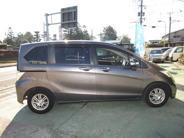 フリード Ｇ　ジャストセレクション　禁煙車／６人乗り／左電動スライドドア／バックカメラ／純正ナビ／フルセグテレビ／ＤＶＤビデオ／ＣＤ／ブルートゥース接続／ＥＴＣ／社外アルミ／ＨＩＤヘッドライト／スマートキー２本（6枚目）