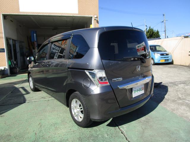 フリード Ｇ　ジャストセレクション　禁煙車／６人乗り／左電動スライドドア／バックカメラ／純正ナビ／フルセグテレビ／ＤＶＤビデオ／ＣＤ／ブルートゥース接続／ＥＴＣ／社外アルミ／ＨＩＤヘッドライト／スマートキー２本（7枚目）