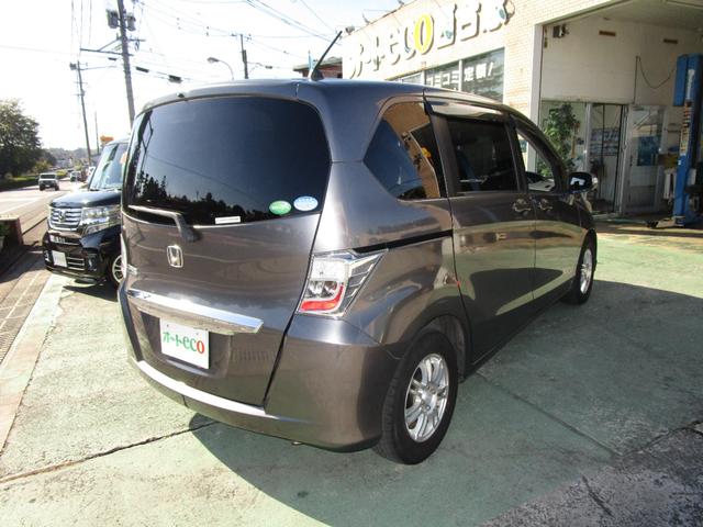 フリード Ｇ　ジャストセレクション　禁煙車／６人乗り／左電動スライドドア／バックカメラ／純正ナビ／フルセグテレビ／ＤＶＤビデオ／ＣＤ／ブルートゥース接続／ＥＴＣ／社外アルミ／ＨＩＤヘッドライト／スマートキー２本（8枚目）