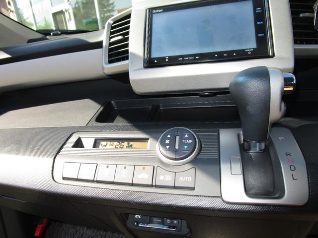 フリード Ｇ　ジャストセレクション　禁煙車／６人乗り／左電動スライドドア／バックカメラ／純正ナビ／フルセグテレビ／ＤＶＤビデオ／ＣＤ／ブルートゥース接続／ＥＴＣ／社外アルミ／ＨＩＤヘッドライト／スマートキー２本（10枚目）