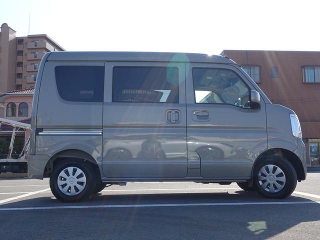 エブリイ ＪＯＩＮ６型　パートタイム４ＷＤ　５ＭＴ　軽量衝撃吸収ボディ　歩行者傷害軽減ボディー・頭部衝撃軽減構造インテリア（前席）・運転席・助手席ＳＲＳエアバッグ・頚部衝撃緩和フロントシート・デュアルカメラブレーキサポート・誤発進抑制機能・車線逸脱警報機能（8枚目）