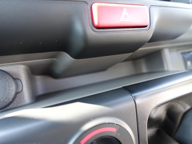 エブリイ ＪＯＩＮ６型　パートタイム４ＷＤ　５ＭＴ　軽量衝撃吸収ボディ　歩行者傷害軽減ボディー・頭部衝撃軽減構造インテリア（前席）・運転席・助手席ＳＲＳエアバッグ・頚部衝撃緩和フロントシート・デュアルカメラブレーキサポート・誤発進抑制機能・車線逸脱警報機能（26枚目）