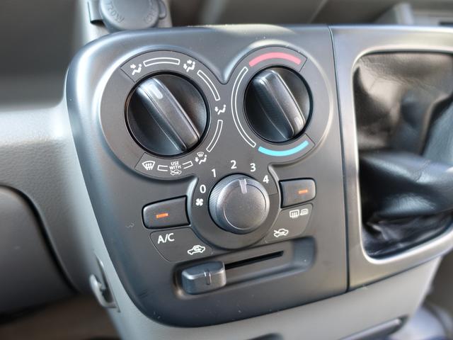 エブリイ ＪＯＩＮ６型　パートタイム４ＷＤ　５ＭＴ　軽量衝撃吸収ボディ　歩行者傷害軽減ボディー・頭部衝撃軽減構造インテリア（前席）・運転席・助手席ＳＲＳエアバッグ・頚部衝撃緩和フロントシート・デュアルカメラブレーキサポート・誤発進抑制機能・車線逸脱警報機能（27枚目）