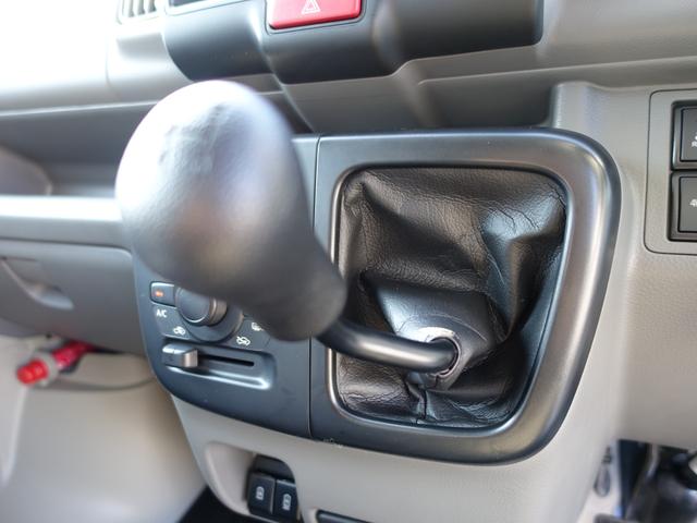 エブリイ ＪＯＩＮ６型　パートタイム４ＷＤ　５ＭＴ　軽量衝撃吸収ボディ　歩行者傷害軽減ボディー・頭部衝撃軽減構造インテリア（前席）・運転席・助手席ＳＲＳエアバッグ・頚部衝撃緩和フロントシート・デュアルカメラブレーキサポート・誤発進抑制機能・車線逸脱警報機能（28枚目）