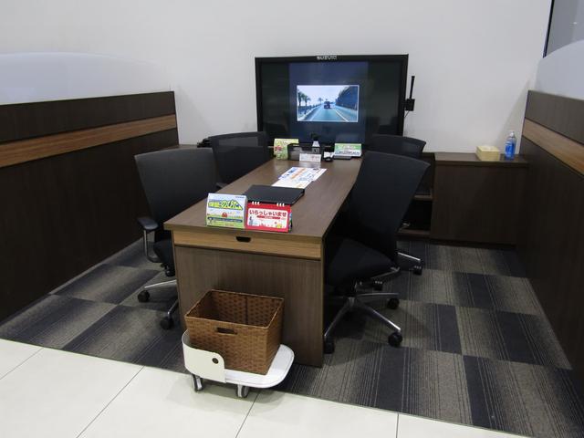 エブリイ ＪＯＩＮ６型　パートタイム４ＷＤ　５ＭＴ　軽量衝撃吸収ボディ　歩行者傷害軽減ボディー・頭部衝撃軽減構造インテリア（前席）・運転席・助手席ＳＲＳエアバッグ・頚部衝撃緩和フロントシート・デュアルカメラブレーキサポート・誤発進抑制機能・車線逸脱警報機能（74枚目）