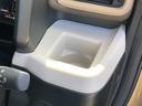 【ドリンクホルダー運転席】手の届きやすい位置に配置されているため、飲み物を簡単に取り出したり、戻したりできます。缶やペットボトル、カップなどさまざまなサイズの飲み物に対応しています。