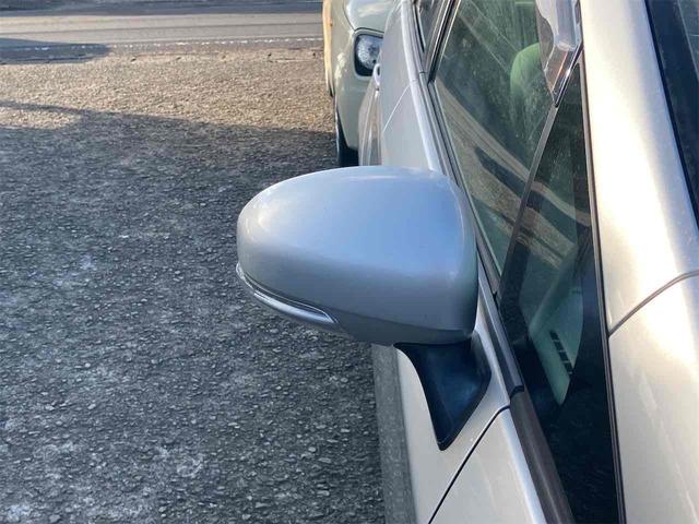 プリウス S LEDエディション ETC ナビ TV アルミホイール LEDヘッドランプ ヘッドライトウォッシャー スマートキー 電動格納ミラー CVT 盗難防止システム 衝突安全ボディ ABS ESC CD エアコン(28枚目)