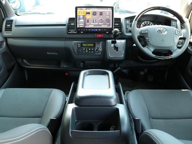 ハイエースバン スーパーＧＬ　ダークプライムＩＩ　登録済み未使用車　ＦＬＥＸフルカスタム　アルパインフローティングナビ　ＨＤＭＩ　フロントスポイラー　オーバーフェンダー　デルフＡＷ　ネオトレーステール　ＥＴＣ　ＰＶＭ　両側パワスラ　デジタルインナー（2枚目）