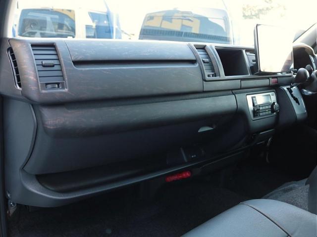 ハイエースワゴン GL ロング シートアレンジvariousヴァリアス 8ナンバーキャンピング 二の字レイアウト フローリング テーブル 前後アルパイン大画面モニター スポイラー デルフ06AW オバフェン LEDテール ローダウン(12枚目)