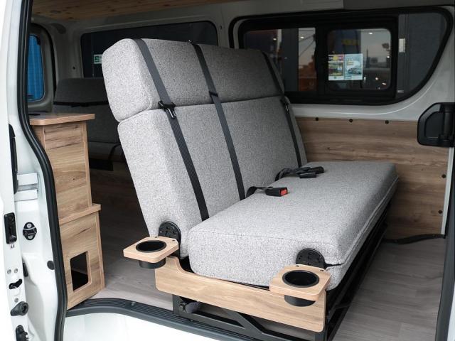 ハイエースバン ロングＤＸ　Ｗｏｏｄ　Ｖｉｌｌａｇｅ　８ナンバーキャンピング　ＦＡＳＰシート　床張り　サブバッテリー　ダウンライト　フルフラット　テーブル　天井ウッド張り　ブラックエディションカスタム　イージークローザー　ＰＶＭ（2枚目）