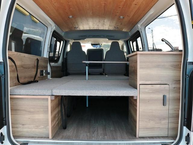 ハイエースバン ロングＤＸ　Ｗｏｏｄ　Ｖｉｌｌａｇｅ　８ナンバーキャンピング　ＦＡＳＰシート　床張り　サブバッテリー　ダウンライト　フルフラット　テーブル　天井ウッド張り　ブラックエディションカスタム　イージークローザー　ＰＶＭ（3枚目）