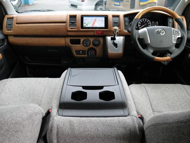 ハイエースバン ロングＤＸ　Ｗｏｏｄ　Ｖｉｌｌａｇｅ　８ナンバーキャンピング　ＦＡＳＰシート　床張り　サブバッテリー　ダウンライト　フルフラット　テーブル　天井ウッド張り　ブラックエディションカスタム　イージークローザー　ＰＶＭ（5枚目）