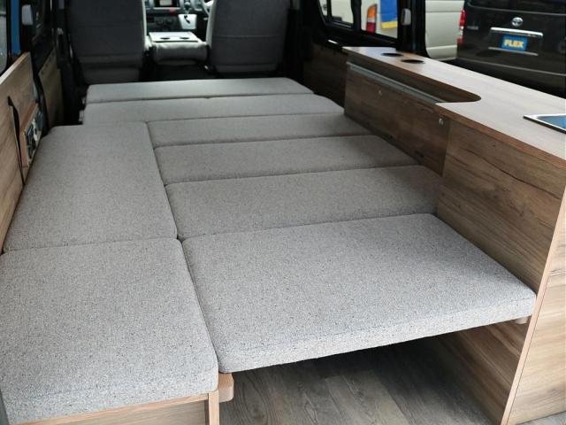 ハイエースバン ロングＤＸ　Ｗｏｏｄ　Ｖｉｌｌａｇｅ　８ナンバーキャンピング　ＦＡＳＰシート　床張り　サブバッテリー　ダウンライト　フルフラット　テーブル　天井ウッド張り　ブラックエディションカスタム　イージークローザー　ＰＶＭ（7枚目）