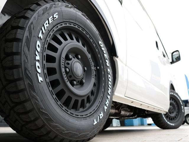 ハイエースバン ロングＤＸ　Ｗｏｏｄ　Ｖｉｌｌａｇｅ　８ナンバーキャンピング　ＦＡＳＰシート　床張り　サブバッテリー　ダウンライト　フルフラット　テーブル　天井ウッド張り　ブラックエディションカスタム　イージークローザー　ＰＶＭ（18枚目）