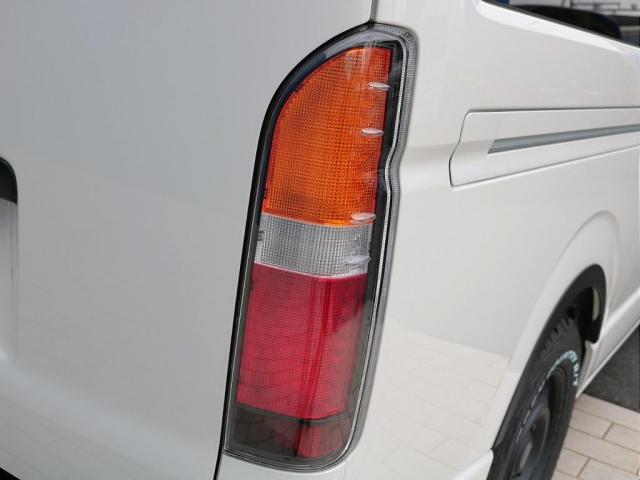 ハイエースバン ロングＤＸ　Ｗｏｏｄ　Ｖｉｌｌａｇｅ　８ナンバーキャンピング　ＦＡＳＰシート　床張り　サブバッテリー　ダウンライト　フルフラット　テーブル　天井ウッド張り　ブラックエディションカスタム　イージークローザー　ＰＶＭ（19枚目）