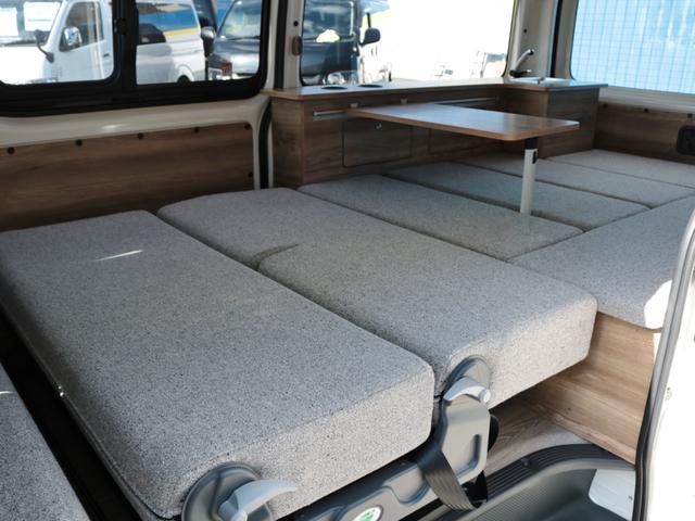ハイエースバン ロングＤＸ　Ｗｏｏｄ　Ｖｉｌｌａｇｅ　８ナンバーキャンピング　ＦＡＳＰシート　床張り　サブバッテリー　ダウンライト　フルフラット　テーブル　天井ウッド張り　ブラックエディションカスタム　イージークローザー　ＰＶＭ（22枚目）