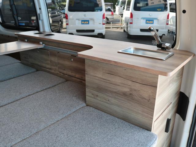 ハイエースバン ロングＤＸ　Ｗｏｏｄ　Ｖｉｌｌａｇｅ　８ナンバーキャンピング　ＦＡＳＰシート　床張り　サブバッテリー　ダウンライト　フルフラット　テーブル　天井ウッド張り　ブラックエディションカスタム　イージークローザー　ＰＶＭ（24枚目）
