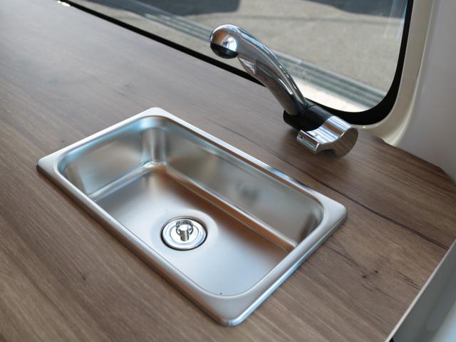 ハイエースバン ロングＤＸ　Ｗｏｏｄ　Ｖｉｌｌａｇｅ　８ナンバーキャンピング　ＦＡＳＰシート　床張り　サブバッテリー　ダウンライト　フルフラット　テーブル　天井ウッド張り　ブラックエディションカスタム　イージークローザー　ＰＶＭ（25枚目）