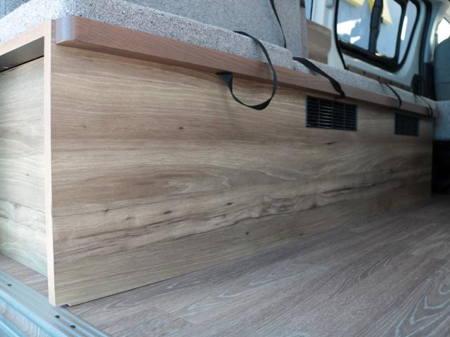 ハイエースバン ロングＤＸ　Ｗｏｏｄ　Ｖｉｌｌａｇｅ　８ナンバーキャンピング　ＦＡＳＰシート　床張り　サブバッテリー　ダウンライト　フルフラット　テーブル　天井ウッド張り　ブラックエディションカスタム　イージークローザー　ＰＶＭ（27枚目）