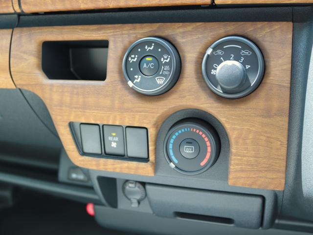 ハイエースバン ロングＤＸ　Ｗｏｏｄ　Ｖｉｌｌａｇｅ　８ナンバーキャンピング　ＦＡＳＰシート　床張り　サブバッテリー　ダウンライト　フルフラット　テーブル　天井ウッド張り　ブラックエディションカスタム　イージークローザー　ＰＶＭ（40枚目）