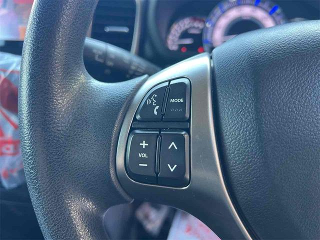 自ら操るハンドル！ドライバーの生命線です。目線を大きくそらすことなくボタンの操作を行うことができるので、安全にも配慮できますね。