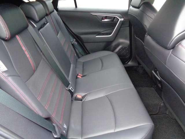 ＲＡＶ４ ＰＨＶ ブラックトーン　アルミホイール／７エアバック／ＳＭ・ＳＳ／ナビ１２ｓ／ＰビューＭ／ＬＥＤ－Ｈ／ＩＣソナー／前後シートヒーター（8枚目）