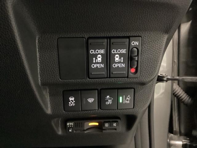 フリード+ハイブリッド ハイブリッド・クロスターホンダセンシング 両側電動スライドドア クルコン バックカメラ 純正ナビ フルセグ ETC シートヒーター 両側電動ドア サイドエアバッグ LEDヘッドライト スマートキー 横滑り防止装置 クルーズコントロール USB(13枚目)