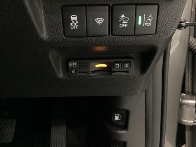 フリード+ハイブリッド ハイブリッド・クロスターホンダセンシング 両側電動スライドドア クルコン バックカメラ 純正ナビ フルセグ ETC シートヒーター 両側電動ドア サイドエアバッグ LEDヘッドライト スマートキー 横滑り防止装置 クルーズコントロール USB(14枚目)