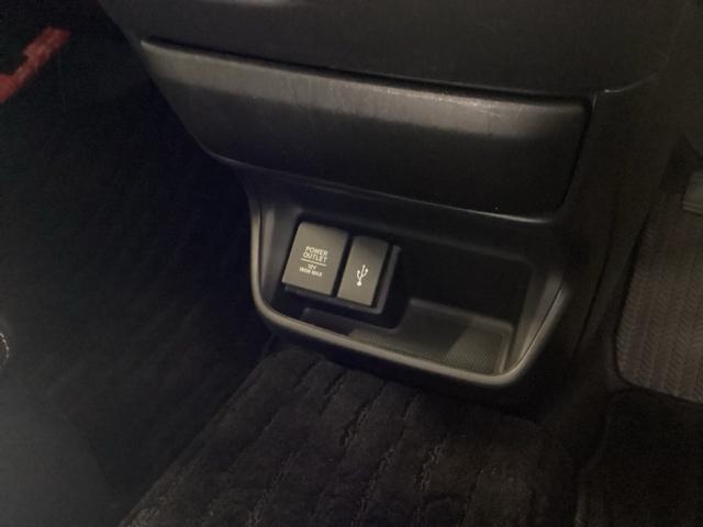 フリード+ハイブリッド ハイブリッド・クロスターホンダセンシング 両側電動スライドドア クルコン バックカメラ 純正ナビ フルセグ ETC シートヒーター 両側電動ドア サイドエアバッグ LEDヘッドライト スマートキー 横滑り防止装置 クルーズコントロール USB(15枚目)