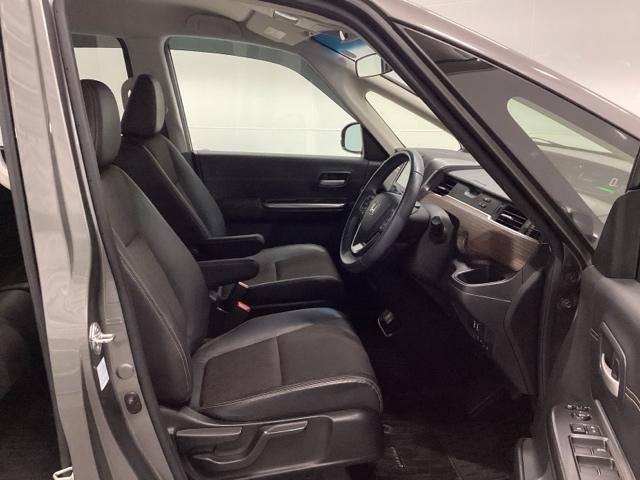 フリード+ハイブリッド ハイブリッド・クロスターホンダセンシング 両側電動スライドドア クルコン バックカメラ 純正ナビ フルセグ ETC シートヒーター 両側電動ドア サイドエアバッグ LEDヘッドライト スマートキー 横滑り防止装置 クルーズコントロール USB(16枚目)