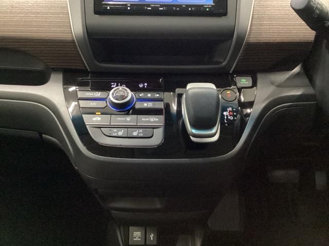 フリード+ハイブリッド ハイブリッド・クロスターホンダセンシング 両側電動スライドドア クルコン バックカメラ 純正ナビ フルセグ ETC シートヒーター 両側電動ドア サイドエアバッグ LEDヘッドライト スマートキー 横滑り防止装置 クルーズコントロール USB(28枚目)