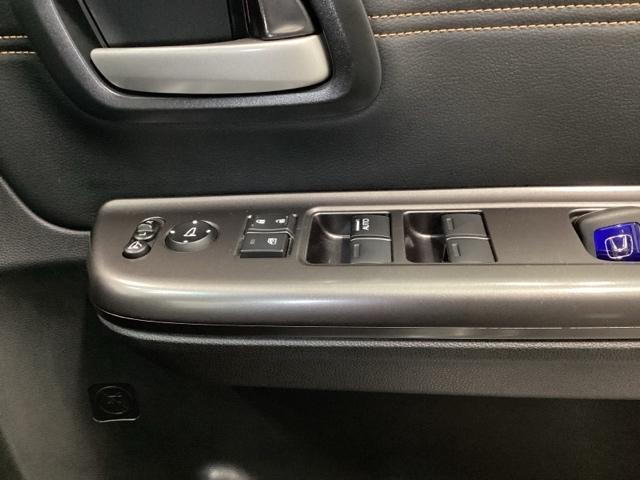 フリード+ハイブリッド ハイブリッド・クロスターホンダセンシング 両側電動スライドドア クルコン バックカメラ 純正ナビ フルセグ ETC シートヒーター 両側電動ドア サイドエアバッグ LEDヘッドライト スマートキー 横滑り防止装置 クルーズコントロール USB(36枚目)