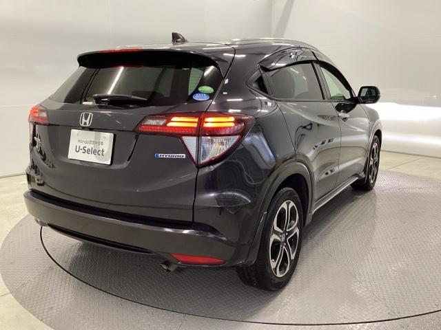 ヴェゼル ハイブリッドＺ・ホンダセンシング　クルコン　フロントカメラ　純正ナビ　ＥＴＣ　パドルシフト　レーダーサポート　ＤＶＤ再生機能　横滑り防止システム　バックアイカメラ　盗難防止装置　フルセ　シートヒーター付　スマ－トキ－　ＥＣＯモード（8枚目）